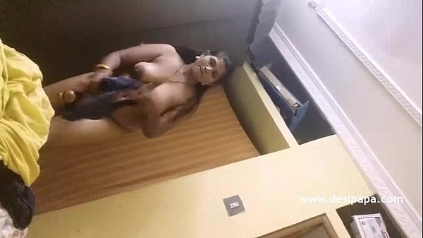 Big Boob Indian Bhabhi Changing Bra In Bedroom – DesiPapa